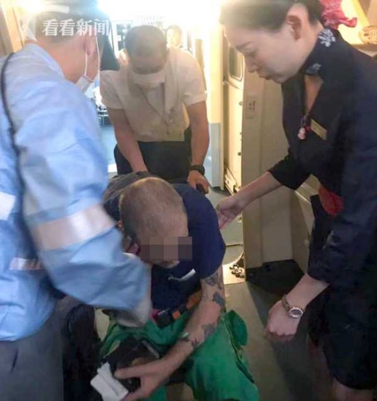 東航放油45噸救人