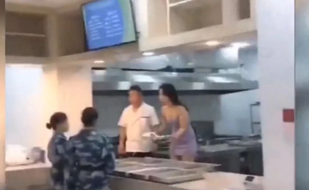 高校美女食堂阿姨穿低胸裝