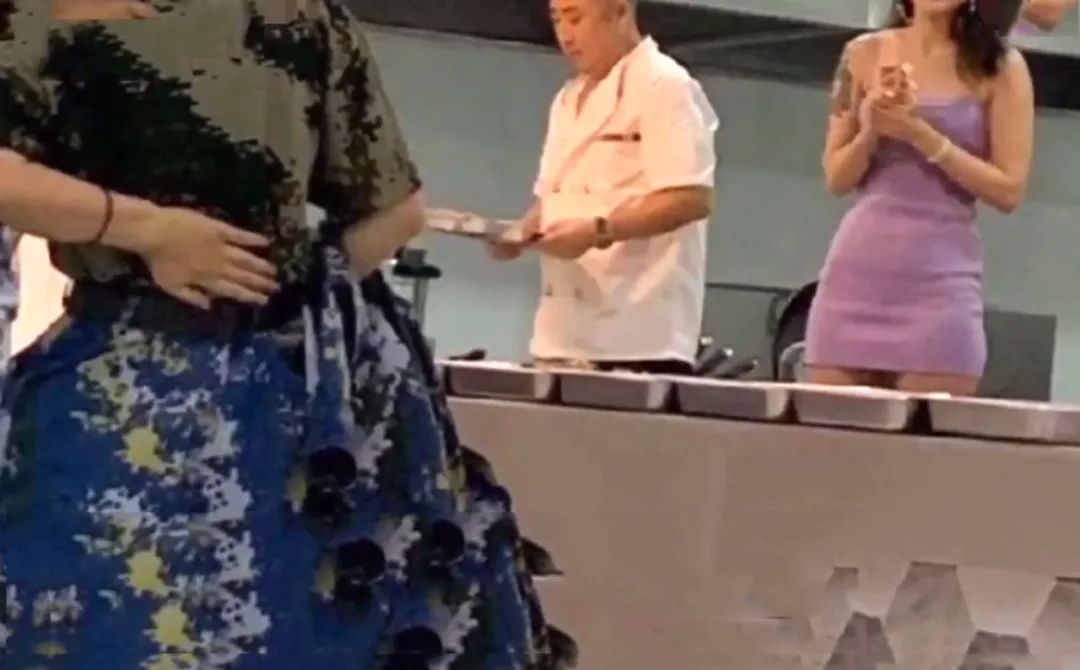 高校美女食堂阿姨穿低胸裝