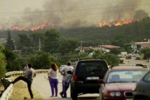 希臘野火已連續燃燒第五天 另一場熱浪襲來