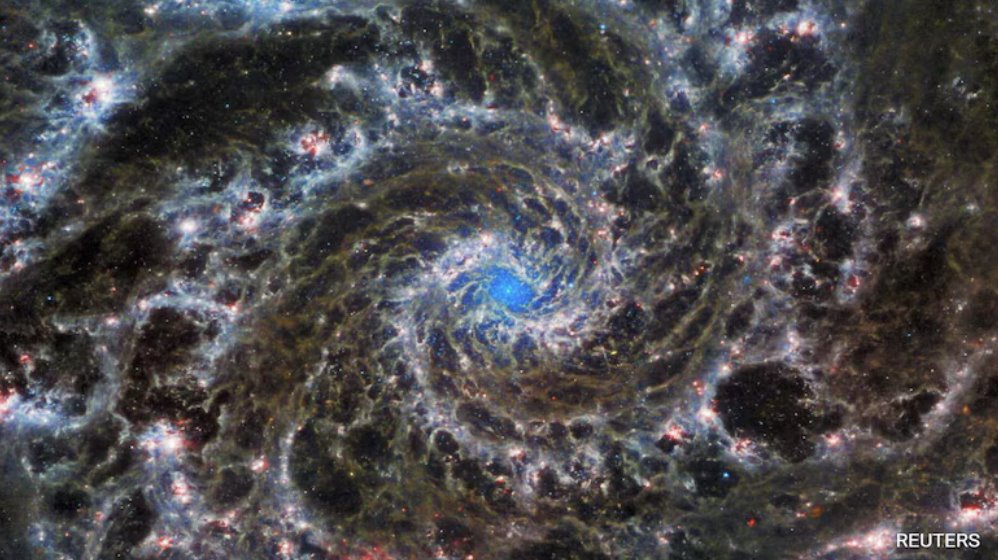 人們認為暗物質將星系拉到一起,而暗能量則將它們推開。