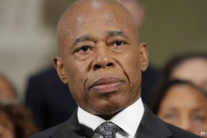 紐約市長發起連任競選 抨擊民主黨候選人馬姆達尼