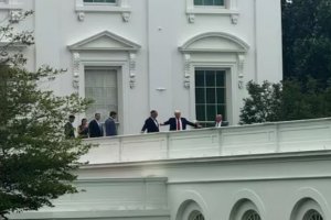 特朗普站在白宮屋頂上開玩笑說要安裝導彈