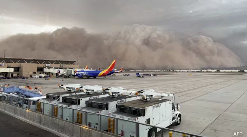 一場強風暴掀起高聳的塵土墻，席卷了鳳凰城大都會區