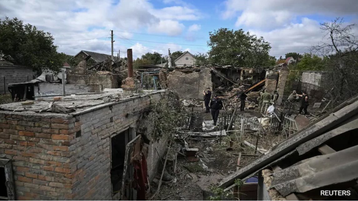 在俄羅斯襲擊烏克蘭期間，警察在俄羅斯無人機襲擊現場工作。